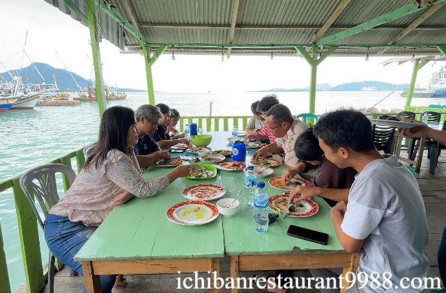 Nikmati Laut dan Seafood Lezat di Kedai Apung